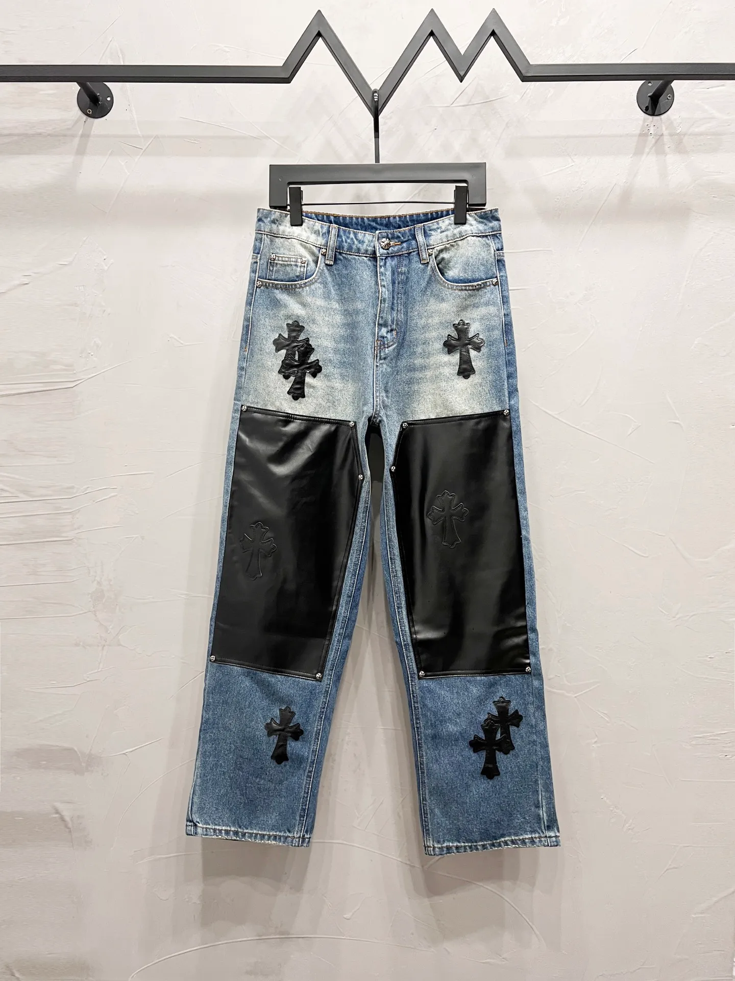 P260 Style number: [M936] Chrome hearts & Chrome hearts 25ss black leather cross patch leather jeans Chrome hearts’ logging pants are here! ! ! CH Croix Heart Double Knee Cross Patch Leather Bo1 Style Logging Pants Straight-leg Work Pants B136 Croix Heart Cross Sanskrit Overalls Price 24W Level, patchwork cross pattern embellishment, high-waisted washed jeans! ! Absolutely high-end luxury products, 1.9W level god-level single products, super popular products, made by top heavy industry, not to be missed. About Zangyin, this is an extremely luxurious fashion brand, which can also be called the nobles of the high street. It has always been an exclusive brand of some hipsters or rich second generation. Compared with ordinary high streets, it is more luxurious and noble. Compared with luxury brands, it has a more fashionable personality and has always been a brand that I have a special liking for. Imported yarn is custom-woven into a high-density twill canvas, which ensures a crisp silhouette while also making the fabric feel very delicate. It follows the B01 classic silhouette, with a crisp and stylish upper body. The ready-made garments are stone-ground and fermented and can be matched with any style. Buttons and zinc brushing are washed with genuine YKK retro metal products. Double-layered canvas on the front. Perfect details. All hardware is perfect. Size: 30-32-34-36 Color: blue pants and black leather